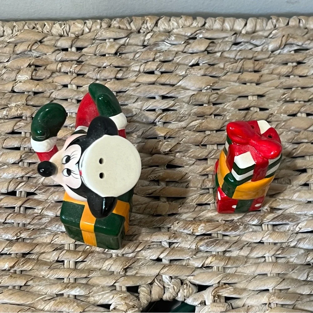 Disney Vintage Enesco Minnie Gifts Salt And Pepper‎ Shakers Christmas Holidays